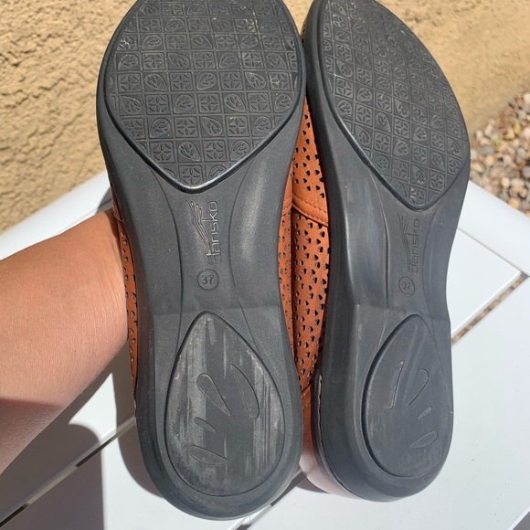 Dansko brown perforated leather flats size 6.5-7 ( European 37) - Picture 13 of 16